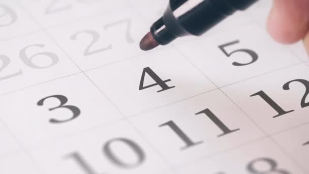 Marcado o quarto dia de um mês no calendário transforma-se em texto DEADLINE — Vídeo de Stock