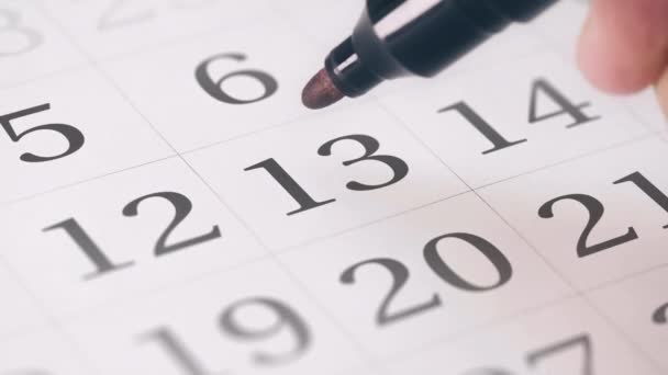 Позначений тринадцятий 13 день місяця в календарі перетворюється на текст DEADLINE — стокове відео