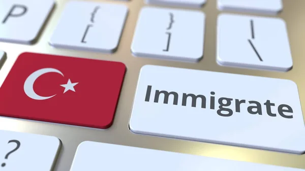 Einwanderung Text und Flagge der Türkei auf den Tasten auf der Computertastatur. konzeptionelles 3D-Rendering — Stockfoto