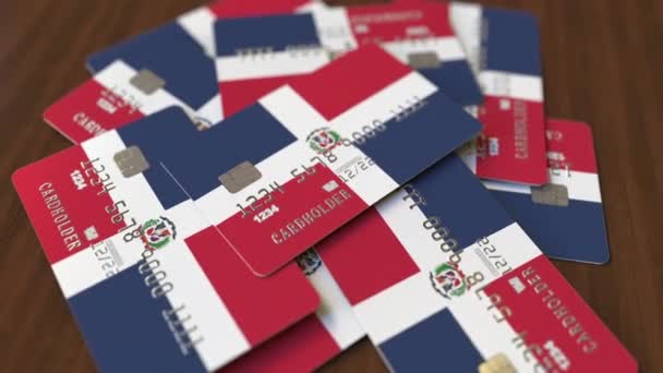 Montón de tarjetas de crédito con bandera de República Dominicana. Sistema bancario animación conceptual 3D — Vídeos de Stock