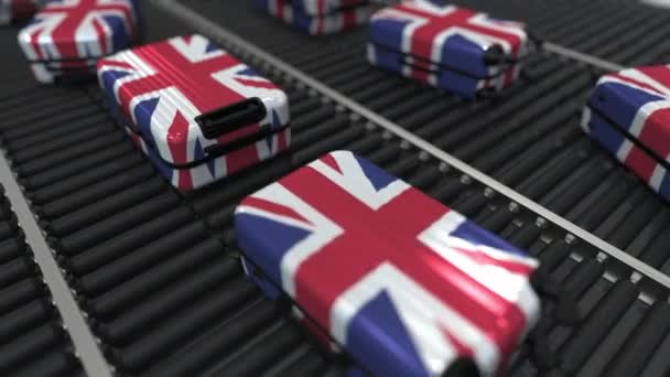 英国の旗をフィーチャーしたスーツケースは、空港のコンベアに移動します。英国の観光関連ループ可能なアニメーション — ストック動画