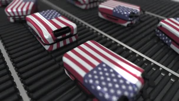 Koffer mit der Flagge der Vereinigten Staaten bewegen sich auf dem Transportband eines Flughafens. Amerikanischer Tourismus bezogene Schlupflöcher Animation — Stockvideo