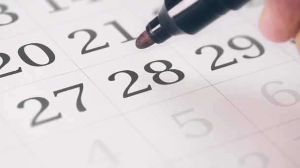 Marcando o vigésimo oitavo dia 28 de um mês no calendário com um marcador vermelho — Vídeo de Stock