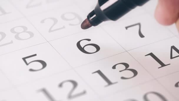 Позначення шостого шостого дня місяця в календарі з червоним маркером — стокове відео