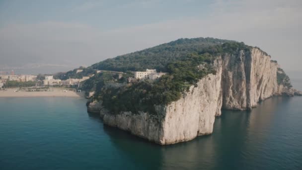 Vue aérienne de la Montagne Spaccata ou Montagne Brisée à Gaeta, Italie — Video