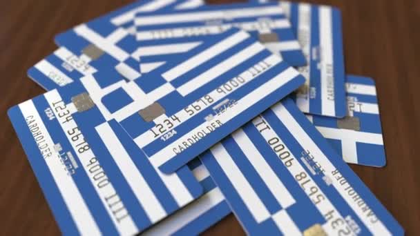 Montón de tarjetas de crédito con bandera de Grecia. Sistema bancario griego animación 3D conceptual — Vídeo de stock