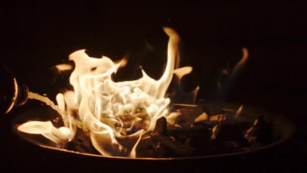 Het toevoegen van houtskool aansteker vloeistof in barbecue grill brand. Super Slow Motion geschoten op de rode camera — Stockvideo