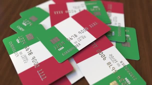 Montón de tarjetas de crédito con bandera de Italia. Sistema bancario italiano animación 3D conceptual — Vídeo de stock