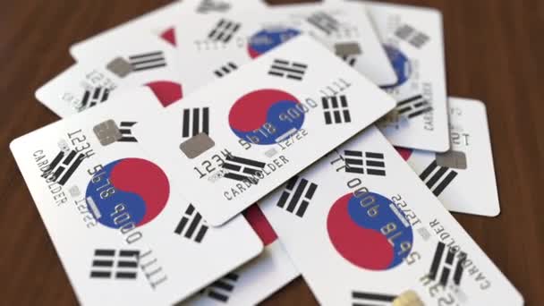 Hromada kreditních karet s vlajkou Jižní Koreje. Korejská bankovní soustava konceptuální 3D animace — Stock video