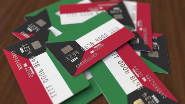 Pilha de cartões de crédito com bandeira do Kuwait. Sistema bancário kuwaitiano animação 3D conceitual — Vídeo de Stock