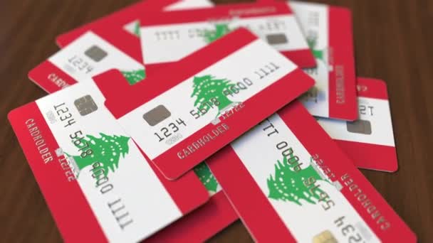 Mucchio di carte di credito con bandiera libanese. Sistema bancario libanese concettuale animazione 3D — Video Stock