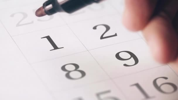 Рисование красного круглого знака в первый день месяца в календаре — стоковое видео