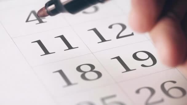 Dibujo rojo marcado en círculo en el undécimo día de un mes en el calendario — Vídeos de Stock
