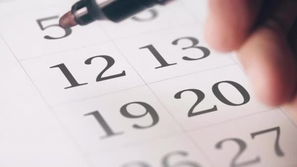 Červeně zakroužkované označení dvanáctého 12 dne v měsíci v kalendáři — Stock video