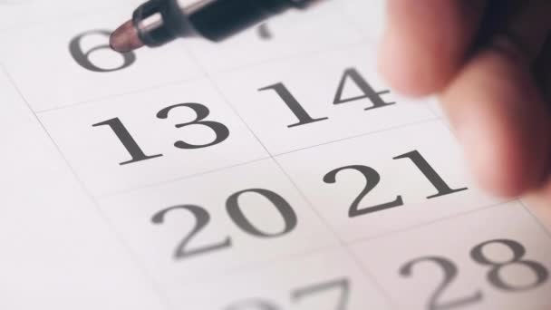 カレンダーの月の13日13日に赤い丸で囲まれたマークを描く — ストック動画