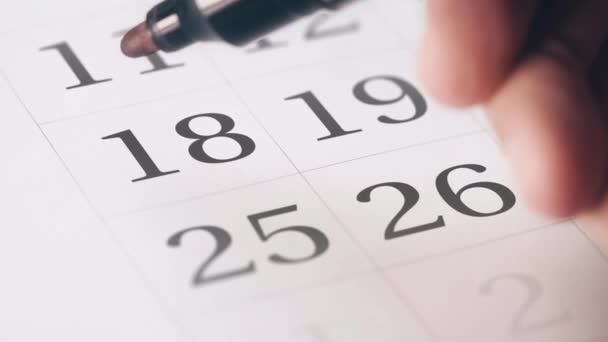 Dibujo rojo marcado en círculo en el decimoctavo día de un mes en el calendario — Vídeo de stock