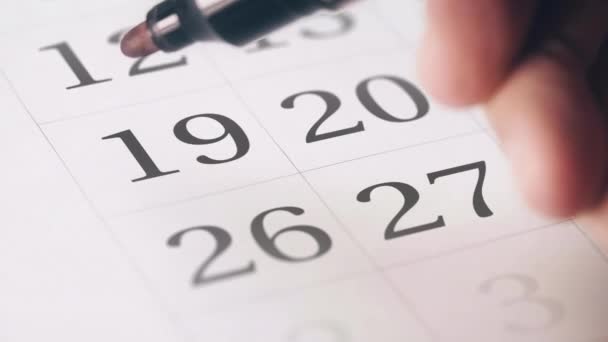 A naptárban egy hónap tizenkilencedik napján a piros bekarikázott jel rajzolása — Stock videók