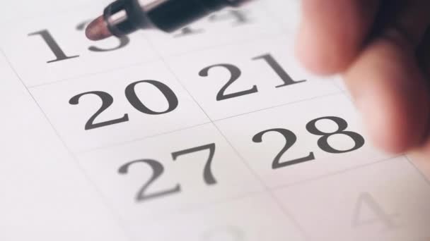 Rood omcirkeld teken op de twintigste 20 dag van een maand in de kalender — Stockvideo