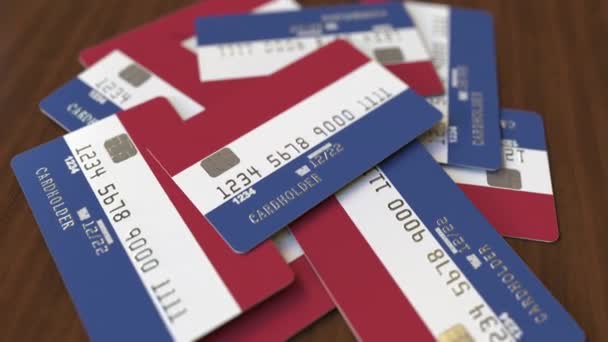 Montón de tarjetas de crédito con bandera de los Países Bajos. Sistema bancario holandés animación 3D conceptual — Vídeos de Stock
