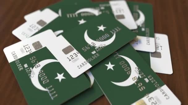 Pile de cartes de crédit avec drapeau du Pakistan. Système bancaire pakistanais animation 3D conceptuelle — Video