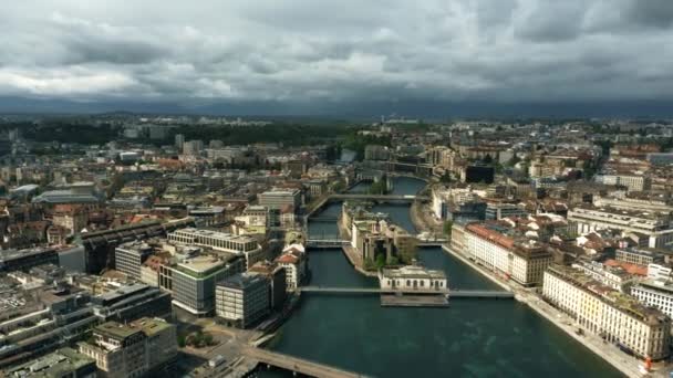 GINEBRA, SUIZA 27 DE ABRIL DE 2019. Foto aérea de Ginebra en la orilla derecha del río Ródano — Vídeo de stock