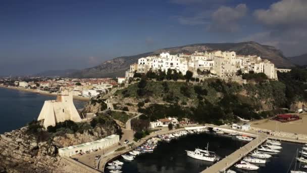 Sperlonga kasabasının havadan görünümü ve antik Torre Truglia kulesi, İtalya — Stok video