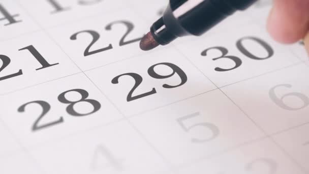 Marcado el vigésimo noveno 29 día de un mes en el calendario se transforma en DUE FECHA recordatorio — Vídeo de stock
