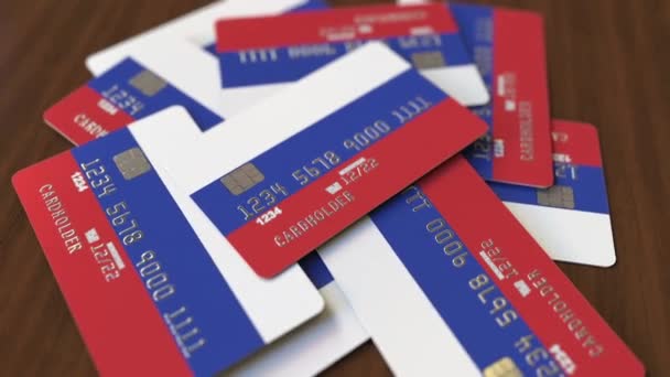 Stapel creditcards met vlag van Rusland. Russisch bankwezen conceptuele 3D-animatie — Stockvideo