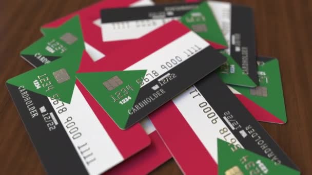 Mucchio di carte di credito con bandiera del Sudan. Sudanese sistema bancario concettuale animazione 3D — Video Stock