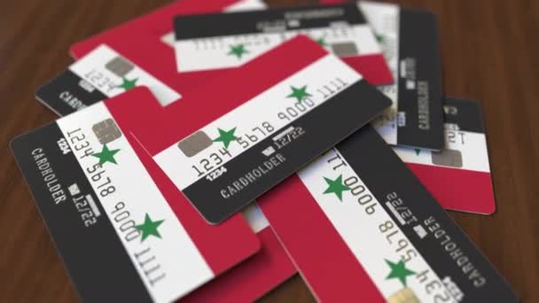 带有叙利亚国旗的信用卡堆。叙利亚银行系统概念 3d 动画 — 图库视频影像