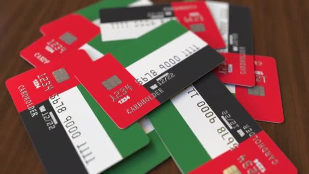 Stapel creditcards met vlag van de Verenigde Arabische Emiraten. Verenigde Arabische Emiraten Banking System conceptuele 3D-animatie — Stockvideo