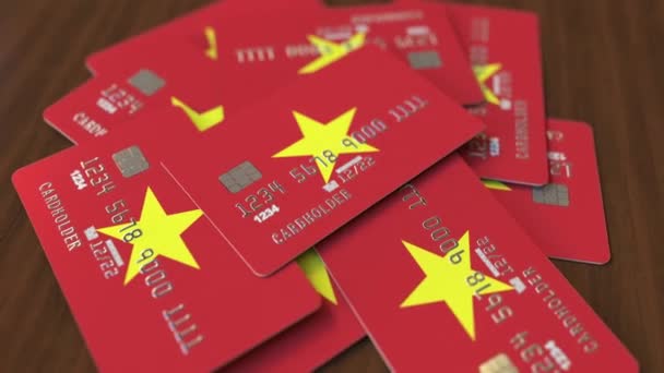 Montón de tarjetas de crédito con bandera de Vietnam. Sistema bancario vietnamita animación 3D conceptual — Vídeo de stock