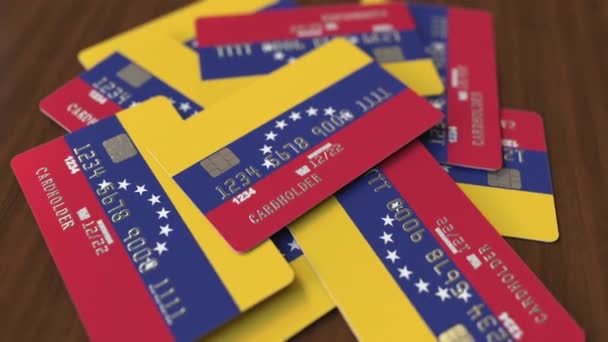 Mucchio di carte di credito con bandiera del Venezuela. Sistema bancario venezuelano concettuale animazione 3D — Video Stock