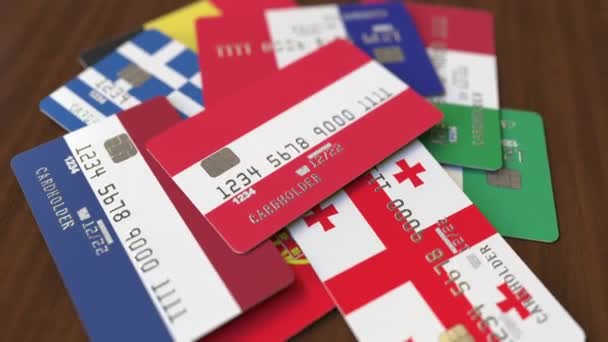 Muchas tarjetas de crédito con diferentes banderas, hizo hincapié en la tarjeta bancaria con bandera de Austria — Vídeos de Stock