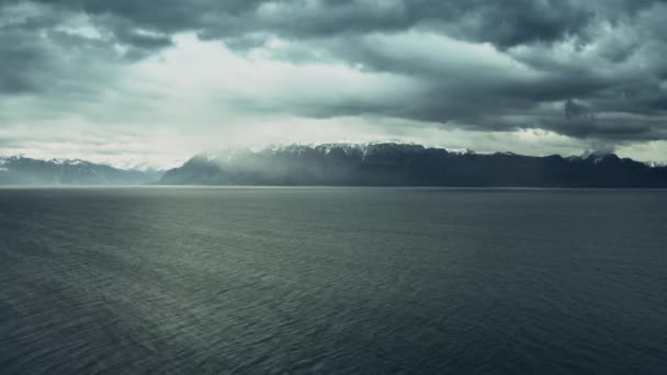 폭풍우가 몰아치는 날, 스위스에서 제네바 호수와 알프스의 공중 전경 — 비디오