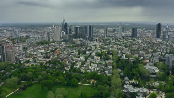 Vista aérea a gran altitud de Fráncfort del Meno, Alemania — Vídeo de stock