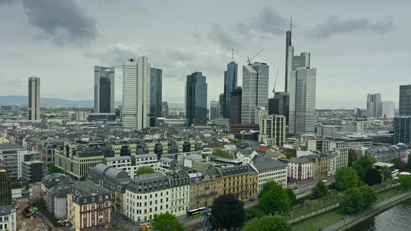 Frankfurt nad Mohanem, Německo-29. duben 2019. Letecký pohled na panorama, viděných z hlavní řeky — Stock fotografie