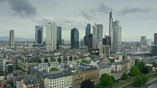 Frankfurt am Main, Niemcy-29 kwietnia 2019. Widok z lotu ptaka na panoramę widziany z głównej rzeki — Wideo stockowe