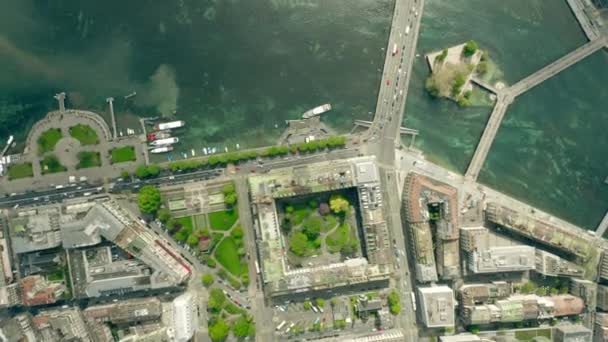 Vista aérea de arriba hacia abajo de la zona frente al lago de Ginebra, Suiza — Vídeo de stock