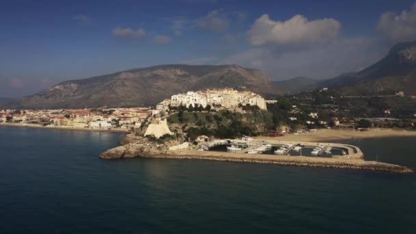 Vista aérea de la ciudad de Sperlonga y antigua torre Truglia, Italia — Vídeos de Stock