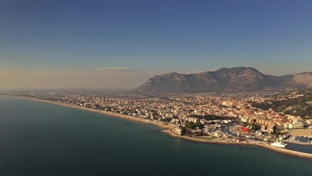 Légifotó a Terracina egy napsütéses napon, Olaszország — Stock videók