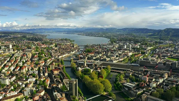 Légifelvételek Zürich-től, a Limmat folyótól és a Zurichsee-tótól. Svájc — Stock Fotó