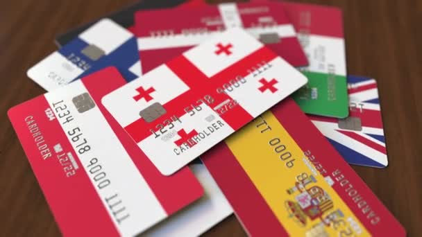 Beaucoup de cartes de crédit avec différents drapeaux, souligné carte bancaire avec drapeau de la Géorgie — Video