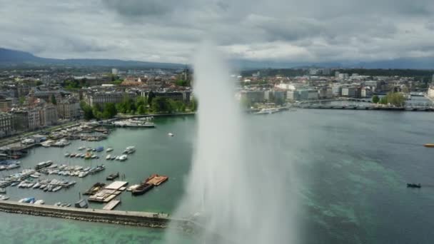Vista aérea de la famosa fuente sobre el lago y el paisaje urbano de Ginebra, Suiza — Vídeo de stock