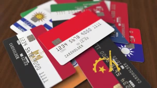 Muitos cartões de crédito com bandeiras diferentes, cartão bancário enfatizado com bandeira da Indonésia — Vídeo de Stock