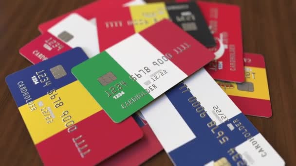 Veel creditcards met verschillende vlaggen, benadrukte bankkaart met vlag van Italië — Stockvideo