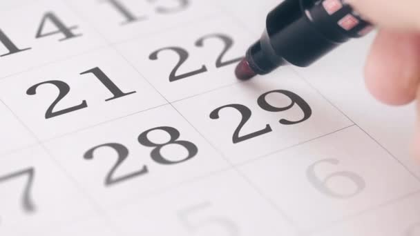 Marque en el vigésimo noveno 29 día de un mes en el calendario, primer plano — Vídeo de stock
