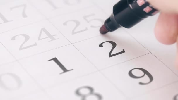 Segna il secondo giorno di un mese nel calendario, primo piano — Video Stock