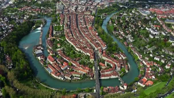 Miasto Berno i rzeka Aare, malowniczy widok z lotu ptaka. Szwajcaria — Wideo stockowe