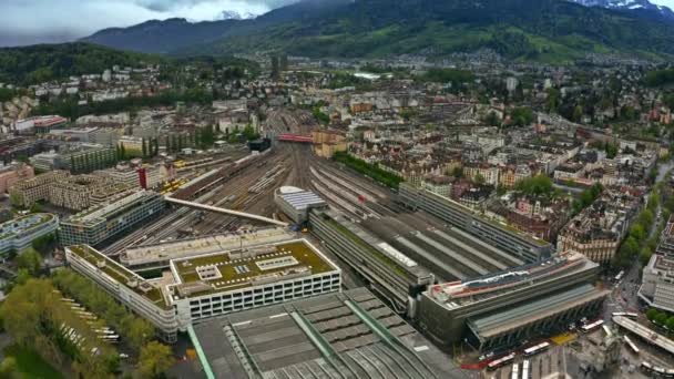 Widok lotniczy Bahnhof Luzern lub główny dworzec kolejowy w Lucernie i wiele torów kolejowych, Szwajcaria — Wideo stockowe